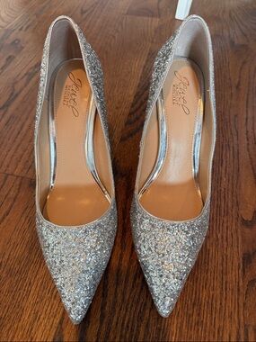 Jewel Badgley Mischka Silver Glitter Pointed Pumps